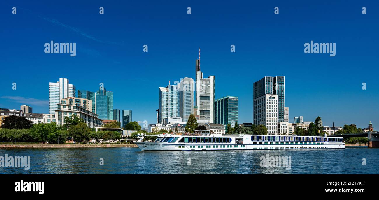 Die Skyline des frankfurter Bankenviertels mit dem Main in Der Vordergrund Stockfoto