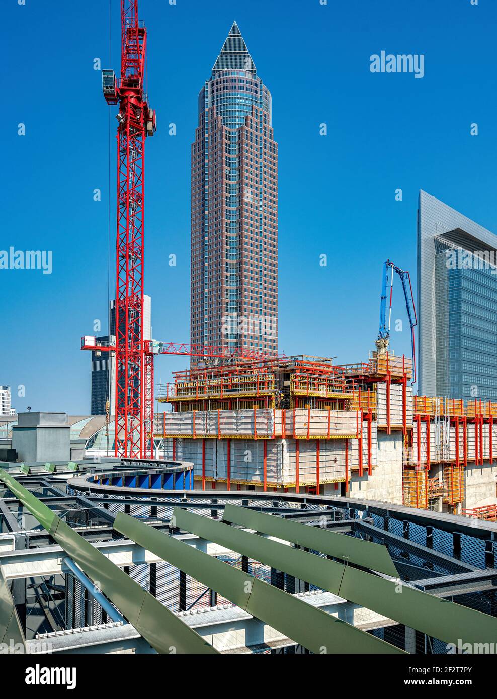 Wolkenkratzer und Einkaufszentren im neu erbauten europaviertel in frankfurt am Main Stockfoto