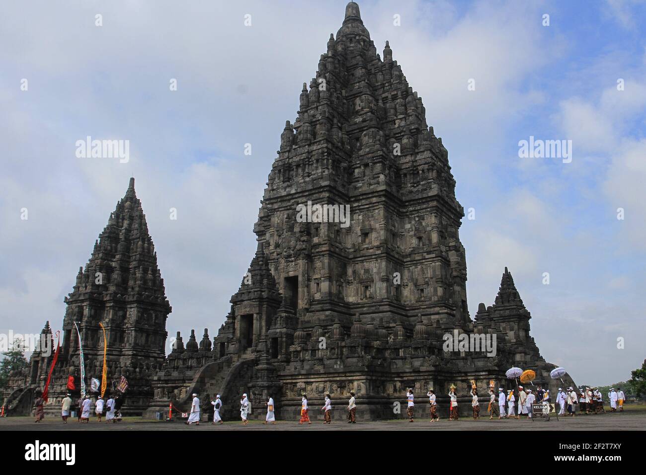 Yogyakarta, Indonesien. März 2021, 13th. Indonesische Hindu-Anhänger nehmen am 13. März 2021 an einer Zeremonie vor dem Nyepi-Tag im Prambanan-Tempel in Yogyakarta, Indonesien, Teil. Nyepi markiert den Neujahrstag des balinesischen Saka-Kalenders in Indonesien. An diesem öffentlichen Feiertag widmen sich die Einheimischen dem Fasten und der Meditation und verzichten dabei auf Praktiken wie Feueranzünden, Arbeiten, Reisen und Unterhaltung. Quelle: Joni/Xinhua/Alamy Live News Stockfoto