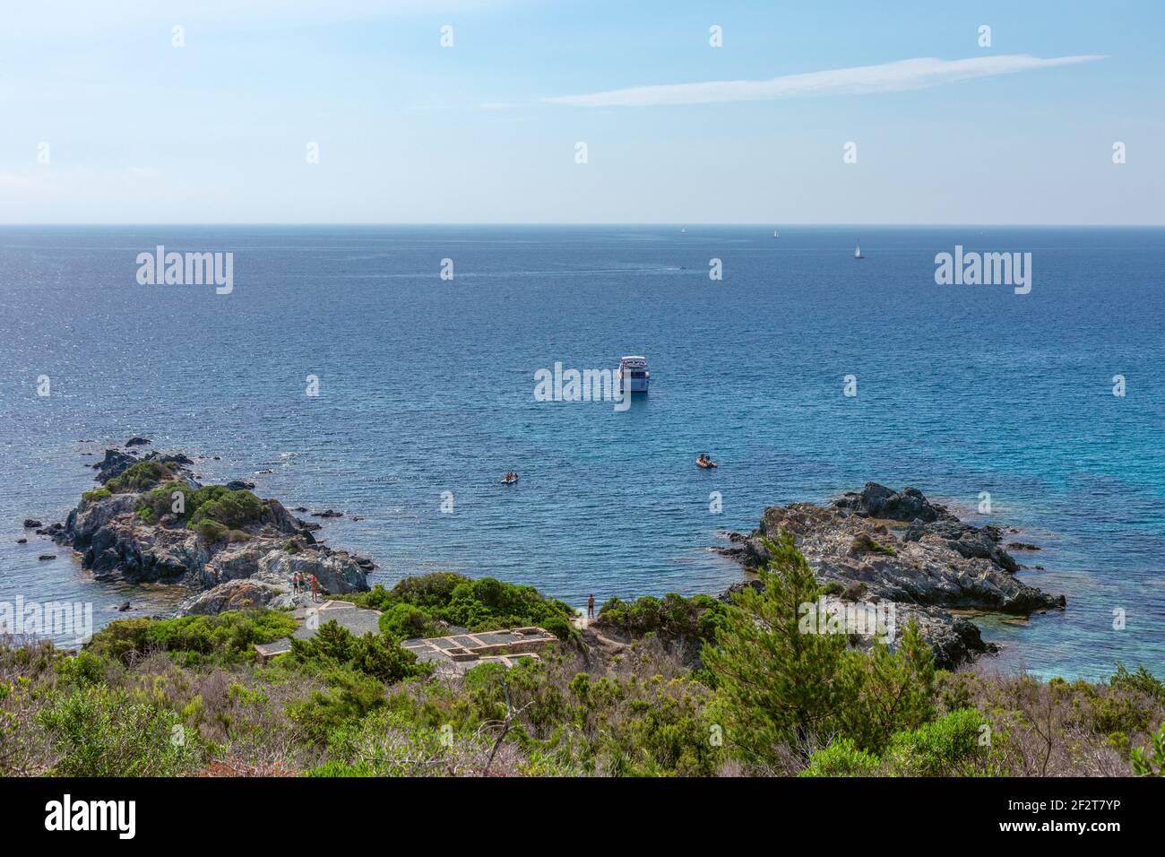 Schöne Aussicht auf die felsige Küste der Insel Elba, blaues Meer und Boote. Insel Elba, Toskana, Italien Stockfoto