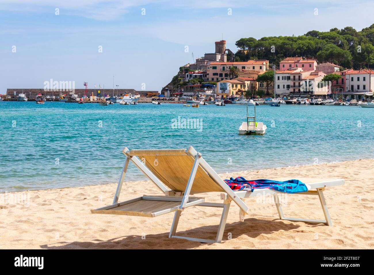 MARINA DI CAMPO, ISOLA ELBA, ITALIEN - 16. SEPTEMBER 2018: Strand der Stadt Marina di Campo Ende Smaragdmeer der Insel Elba. Toskana, Italien. Stockfoto