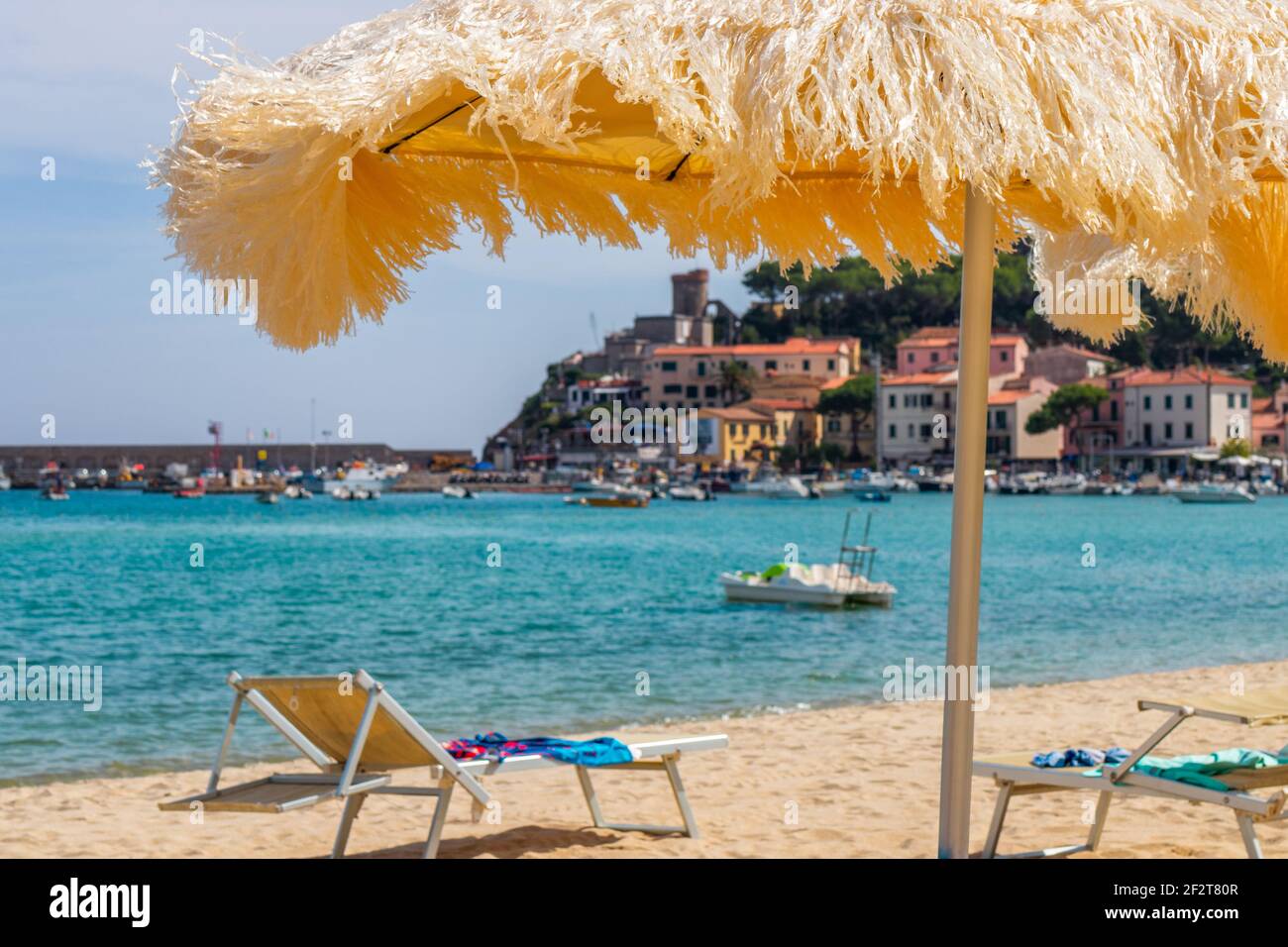 Strand der Stadt Marina di Campo und Smaragdmeer der Insel Elba. Toskana, Italien. Stockfoto