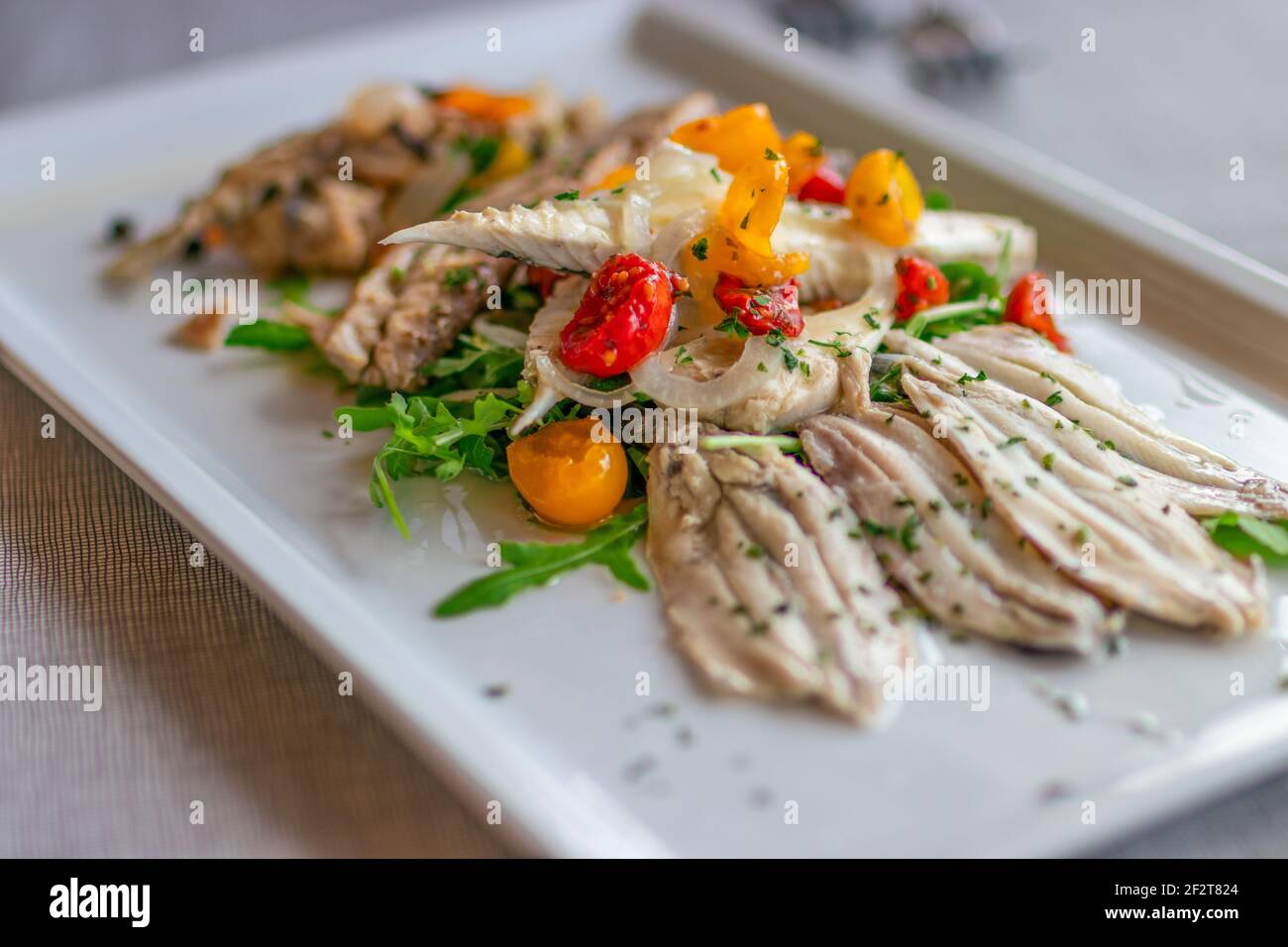 Italienische Vorspeise mit leckeren marinierten Sardinen, mediterraner Stil. Stockfoto