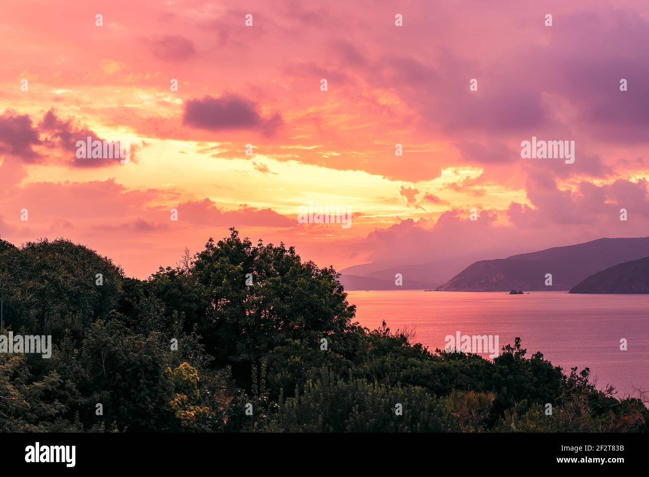 Wunderschöner violetter Sonnenuntergang auf der Insel Elba. Toskana, Italien Stockfoto