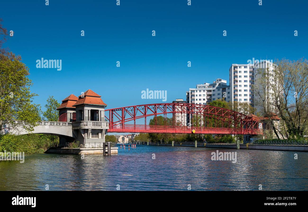 Fußgängerbrücke in Tegel am Hafen dort, auch bekannt als die sechs Brücke, Berlin, Deutschland Stockfoto
