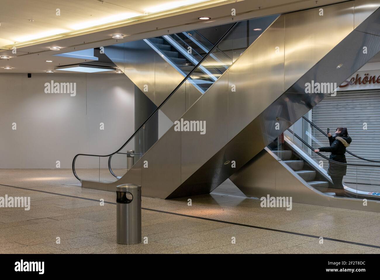 Rolltreppen in einem leeren Einkaufszentrum in Berlin Stockfoto