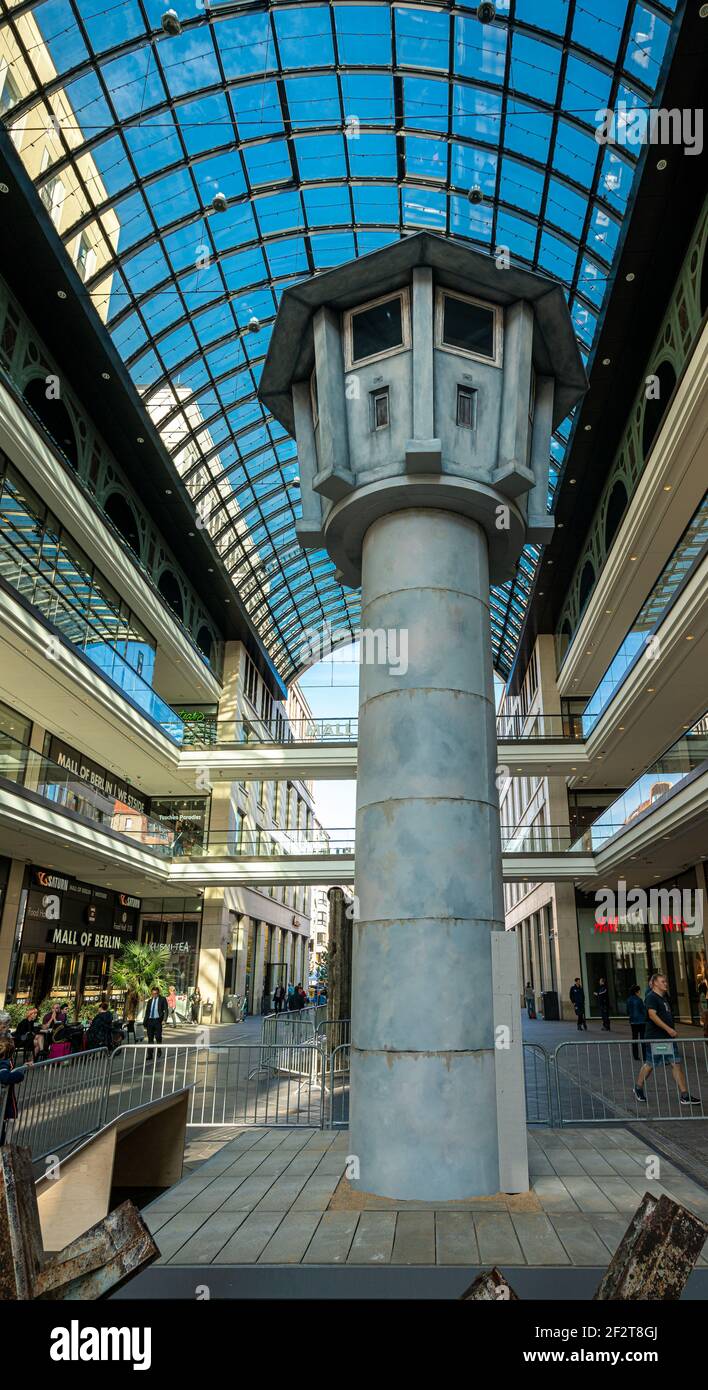 Der ehemalige DDR-Wachturm steht in der Mall of Berlin als Ausstellung, berlin, deutschland Stockfoto