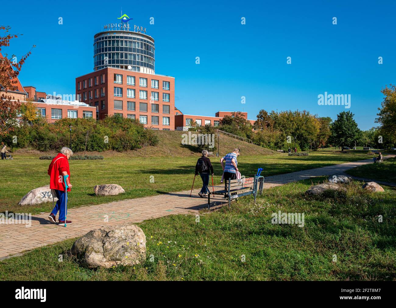Senioren während der Reha-Ausbildung in Berlin Tegel, Deutschland Stockfoto