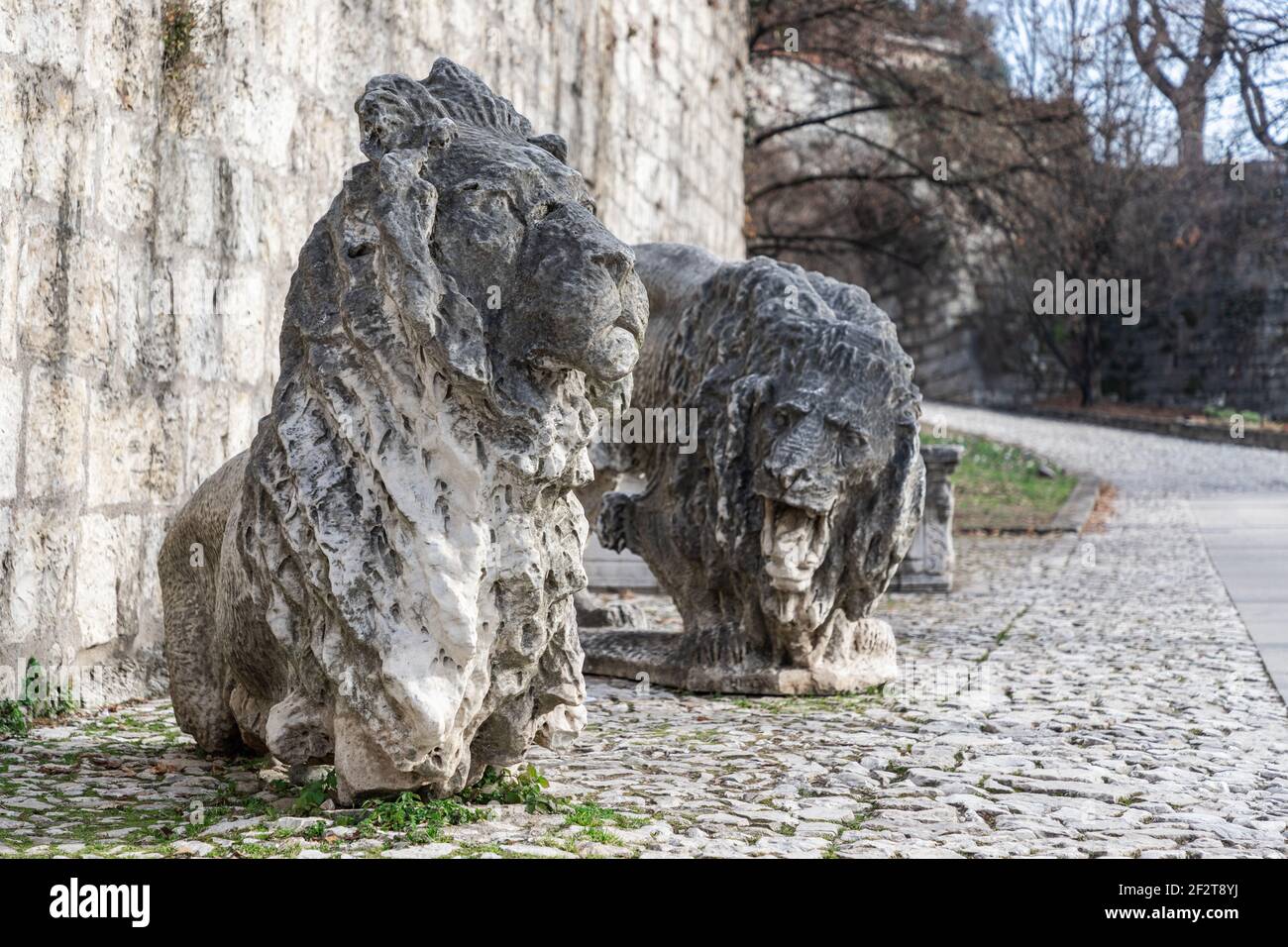 Im Park des Schlosses sind Skulpturen von Marmorlöwen, ein Symbol der Stadt Brescia, installiert. Lombardei, Italien. Stockfoto