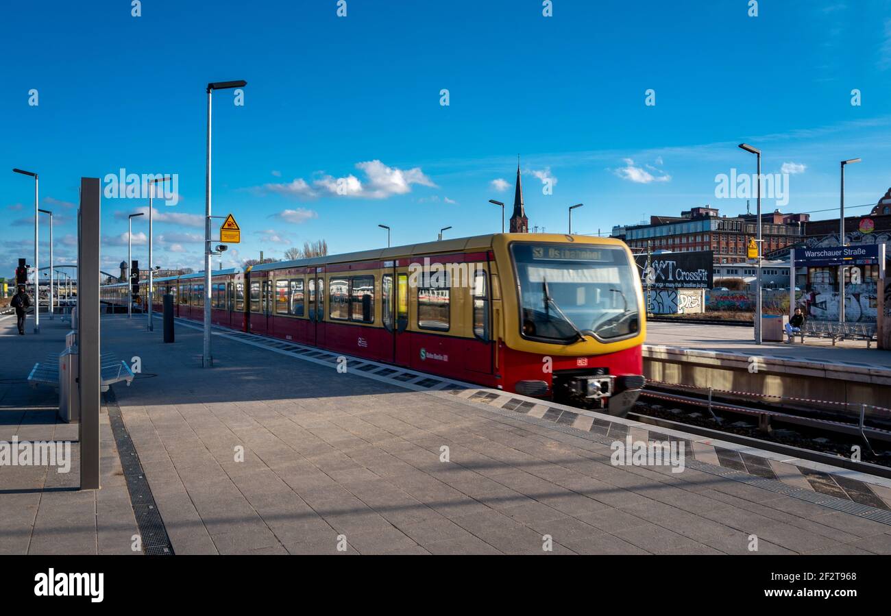 Berliner Bahnhof warschauer straße mit U-Bahnsteig und U-Bahnsteig, deutschland Stockfoto