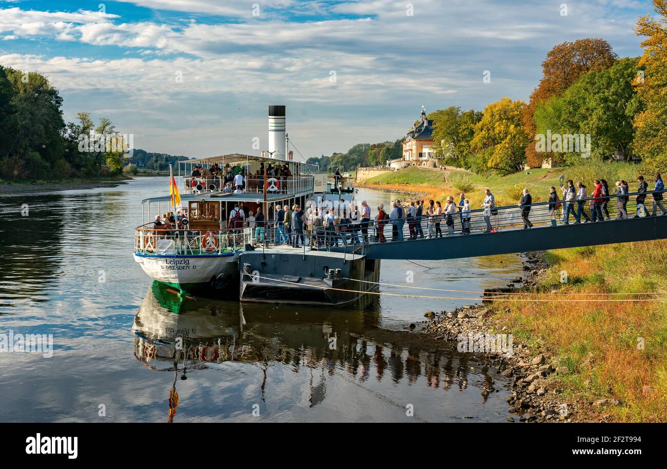 Ein historischer Ausflugsdampfer auf der elbe bei dresden Stockfoto