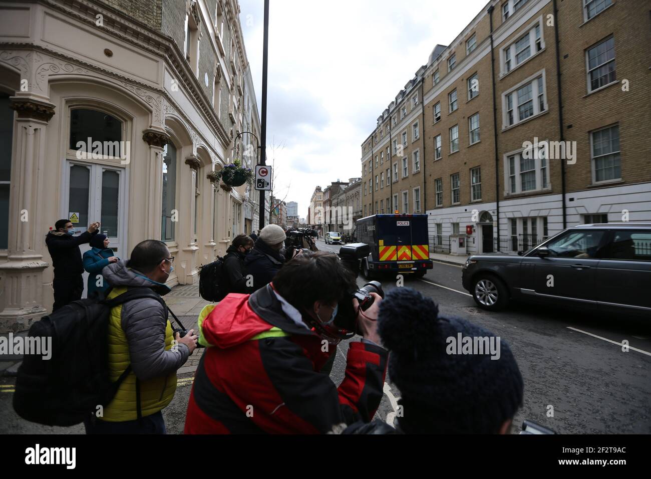 London, England, Großbritannien. März 2021, 13th. Der Polizeiwagen mit dem Polizeibeamten Wayne Couzens, der wegen Entführung und Ermordung von Sarah Everard angeklagt wurde, verlässt das Amtsgericht von Westminster. Kredit: Tayfun Salci/ZUMA Wire/Alamy Live Nachrichten Stockfoto