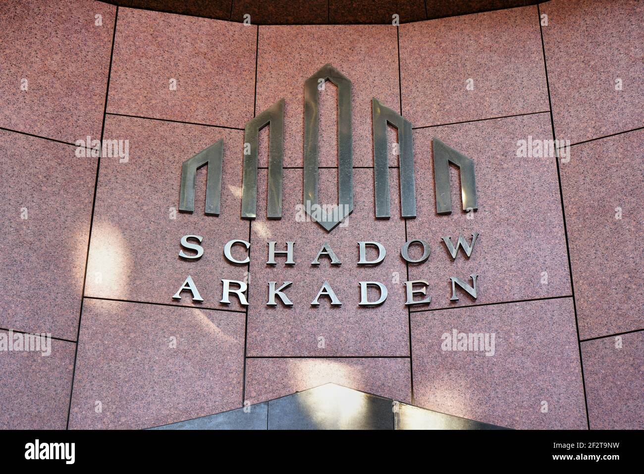 Eingangslogo mit Sonnenreflexion an der Granitfassade des 1994 eröffneten Einkaufszentrums "Schadow-Arkaden". Lage: Innenstadt Von Düsseldorf. Stockfoto