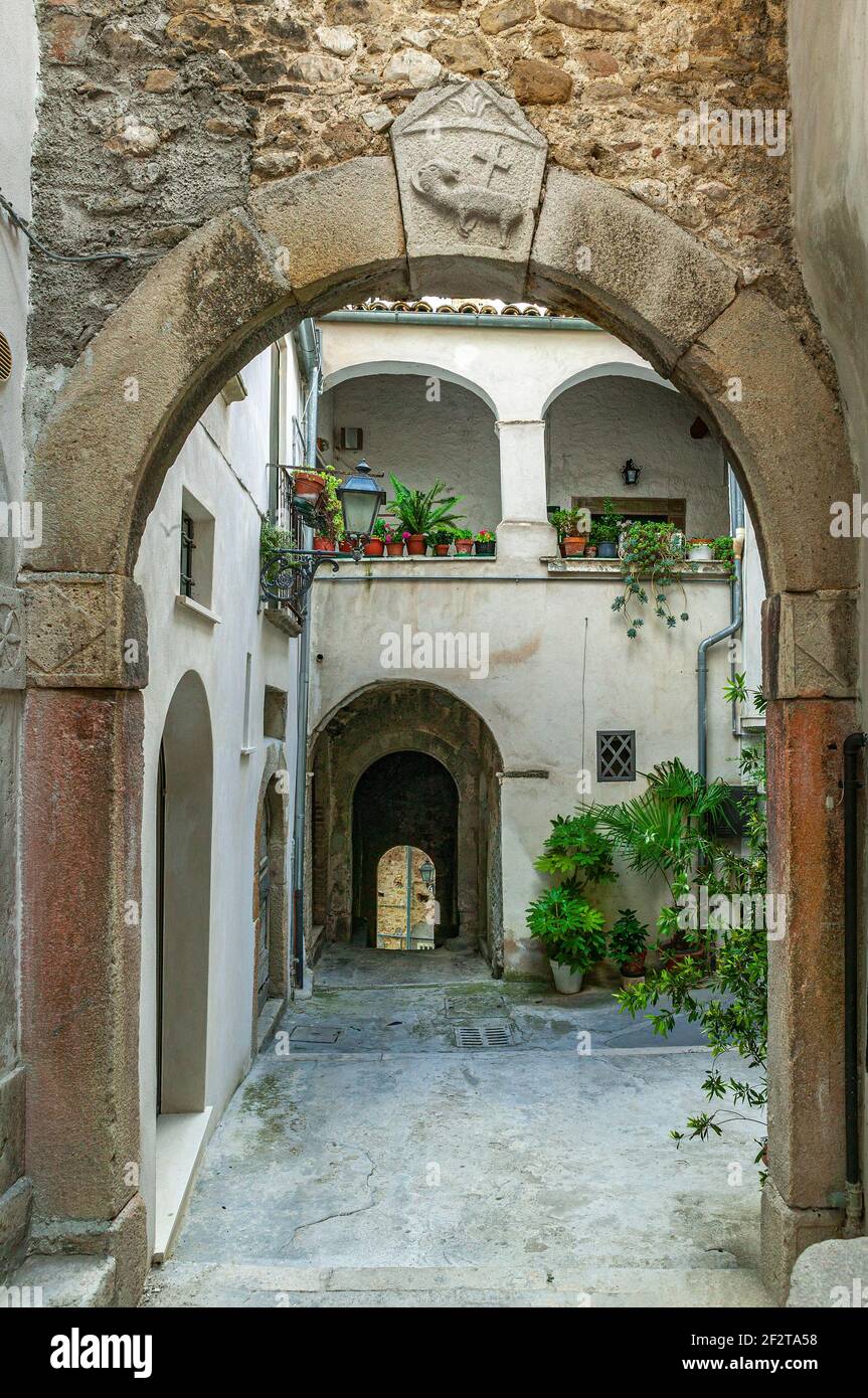 Eingang Bogen zu einem privaten Innenhof. Auf dem Schlussstein das Symbol des Lammes Gottes. Castiglione a Castauria, Provinz Pescara, Abruzzen, Italien, Europa Stockfoto