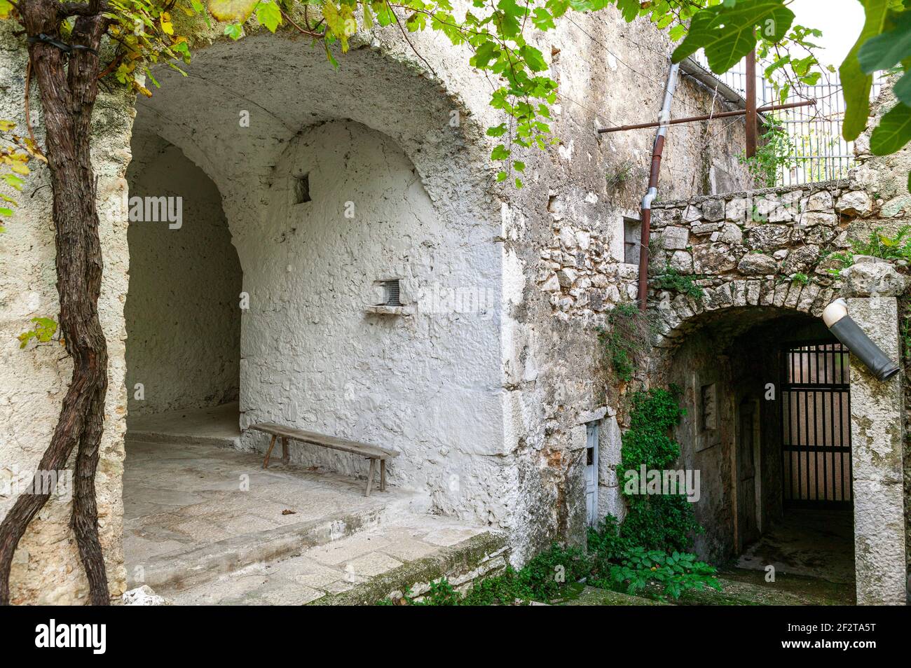 Gewölbter Eingang mit eigenem Innenhof eines zerstörten Berghauses. Filignano, Provinz Isernia, Molise, Italien, Europa Stockfoto