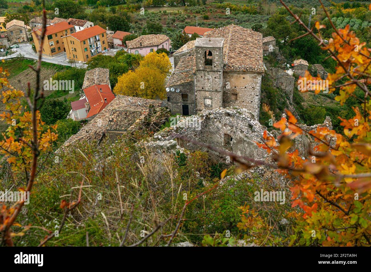 Überreste der mittelalterlichen Burg, der Kirche Mariä Himmelfahrt und der Gebäude der Altstadt. Rocchetta al Volturno, Provinz Isernia, Molis Stockfoto