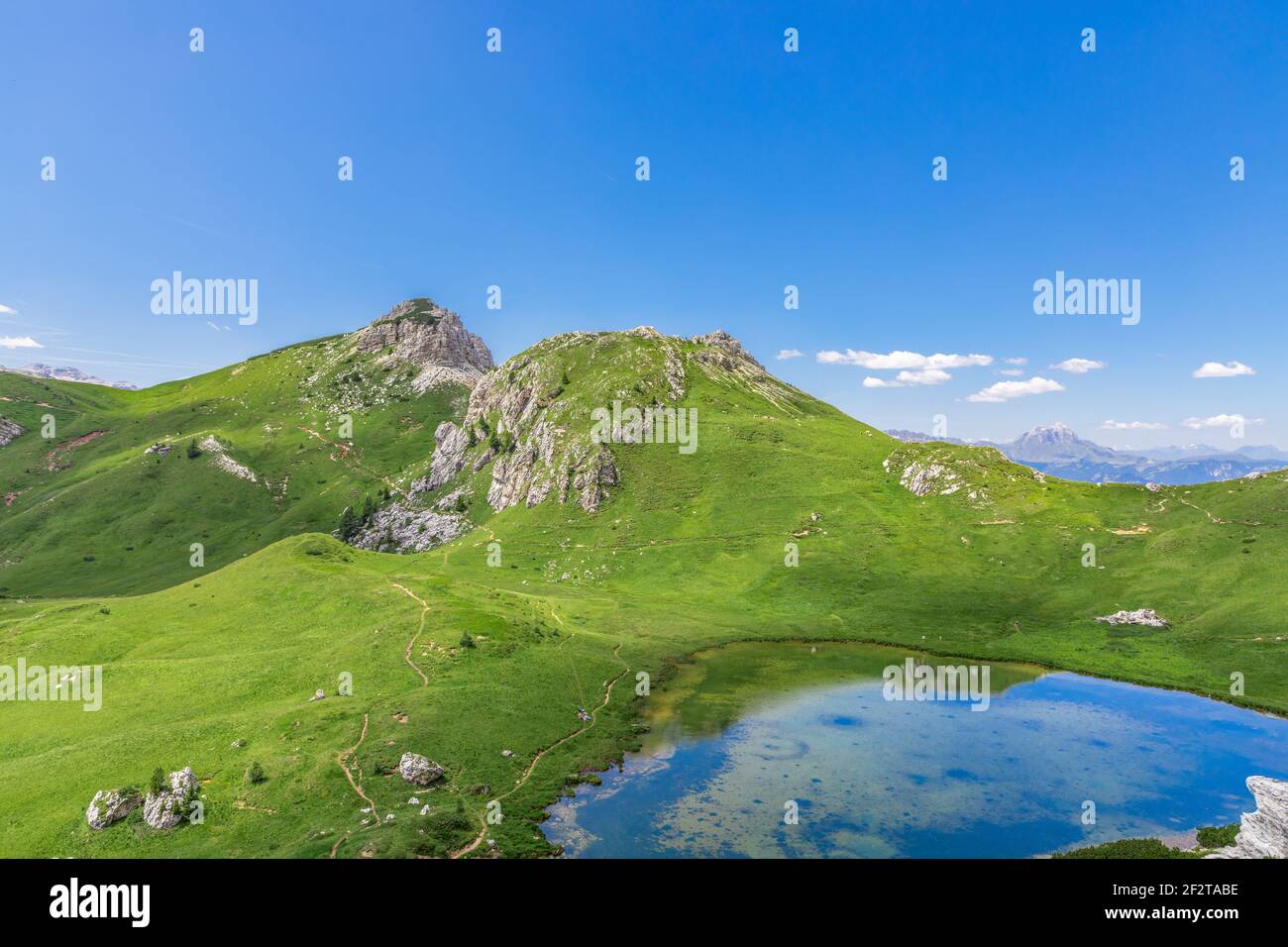 Schöner kleiner Alpensee (Lago di Valparola) Valparola Pass, Dolomiten, Italien Stockfoto