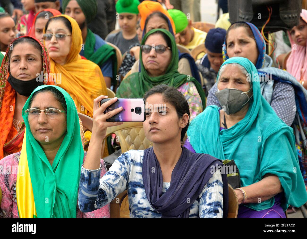 Kalkutta, Indien. März 2021, 13th. Anhänger von Sanyukt Kishan Morcha Mahapanchayat unter Gandhi Statue in kalkutta in Indien. (Foto: Sanjay Purkait/Pacific Press) Quelle: Pacific Press Media Production Corp./Alamy Live News Stockfoto