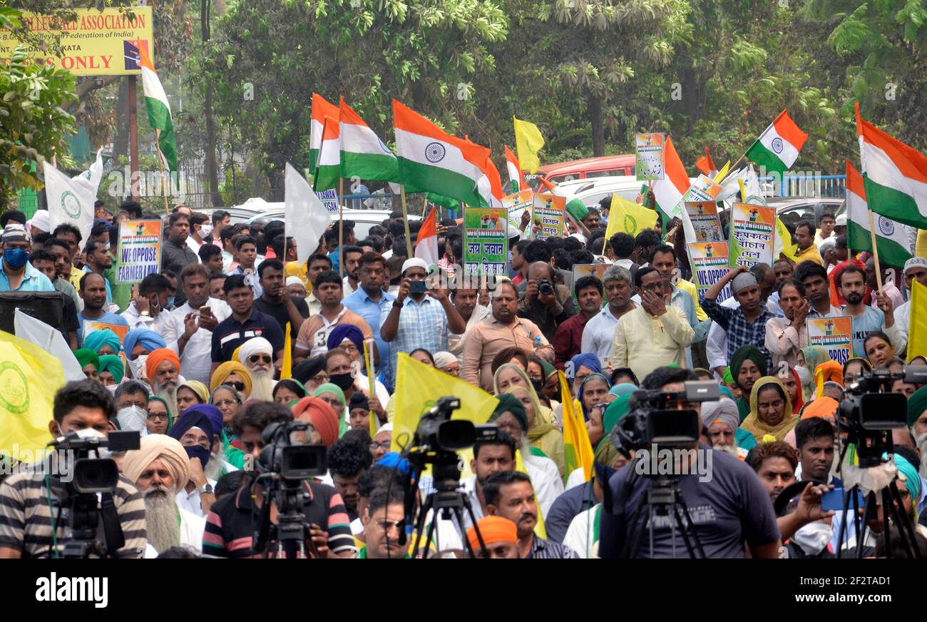 Kalkutta, Indien. März 2021, 13th. Anhänger von Sanyukt Kishan Morcha Mahapanchayat unter Gandhi Statue in kalkutta in Indien. (Foto: Sanjay Purkait/Pacific Press) Quelle: Pacific Press Media Production Corp./Alamy Live News Stockfoto