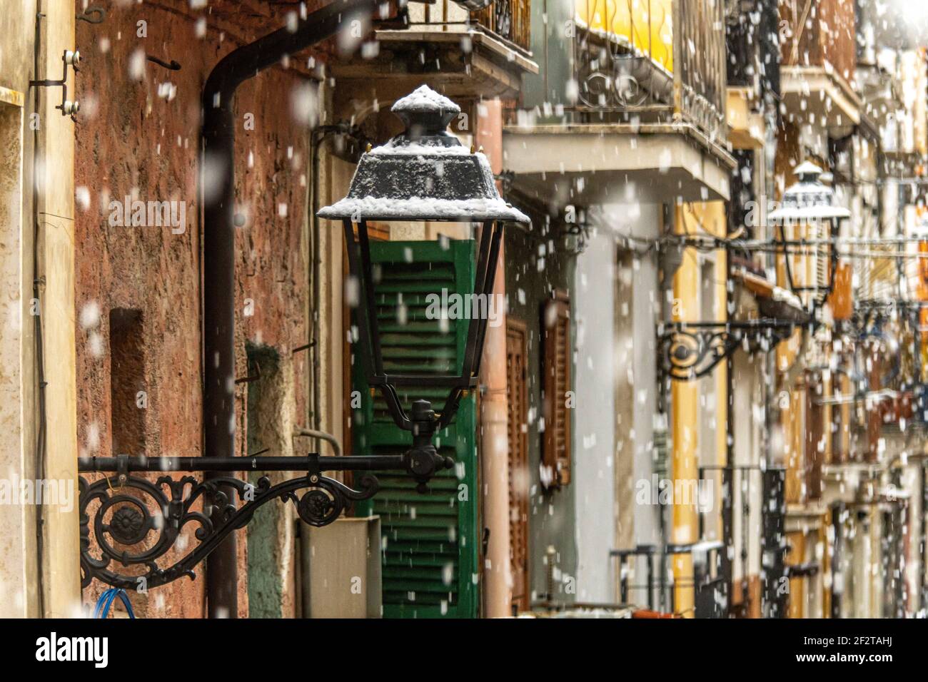 Plötzlicher Schneefall im Frühling. Abruzzen, Italien, Europa Stockfoto