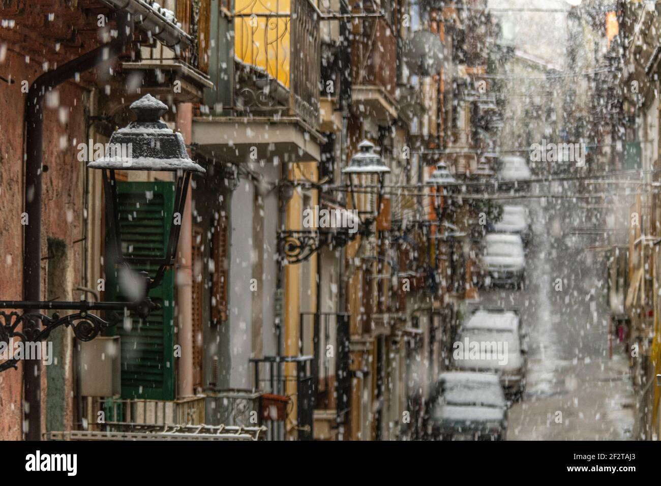 Plötzlicher Schneefall im Frühling. Abruzzen, Italien, Europa Stockfoto