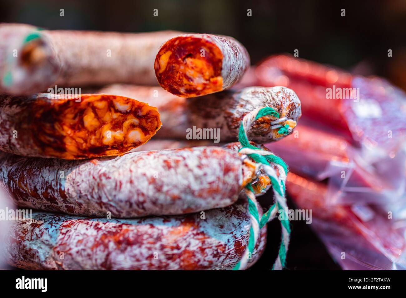 Rustikale Chorizo-Wurst auf dem spanischen Bauernmarkt. Selektiver Fokus. Bokeh Stockfoto