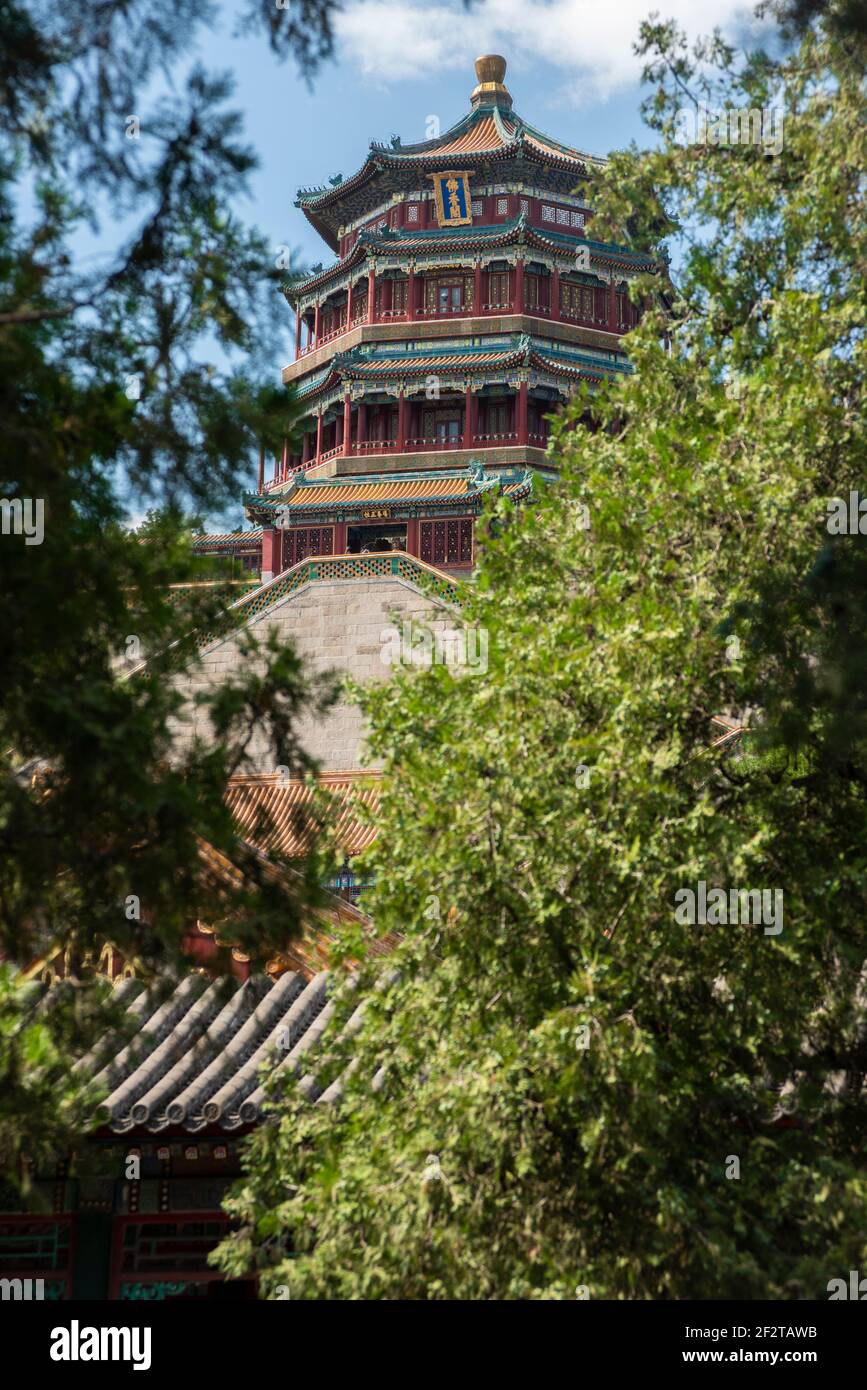 Historische chinesische oder asiatische Tempel durch grüne Wälder Stockfoto