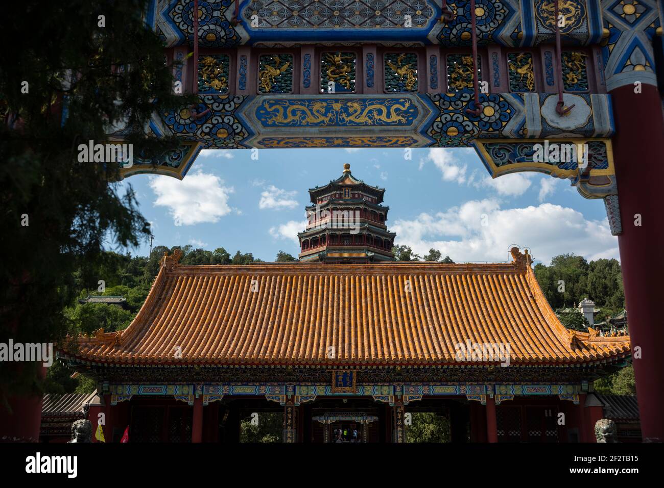 Asiatischer touristischer Ort mit alten Tempeln in der Umgebung Stockfoto