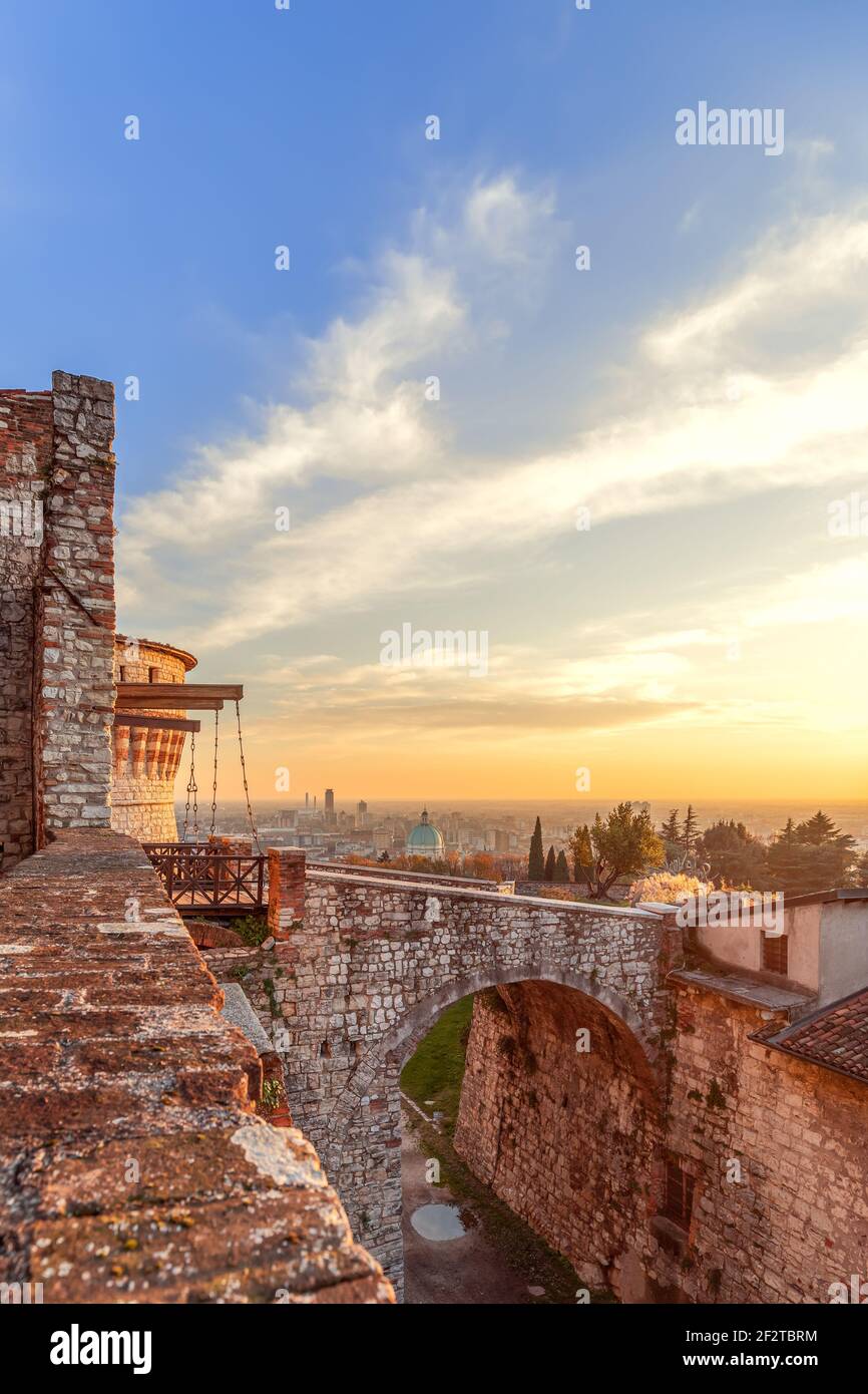 Schöner Sonnenuntergang über Brescia City Blick von der alten Burg. Lombardei, Italien (Vertikales Foto) Stockfoto