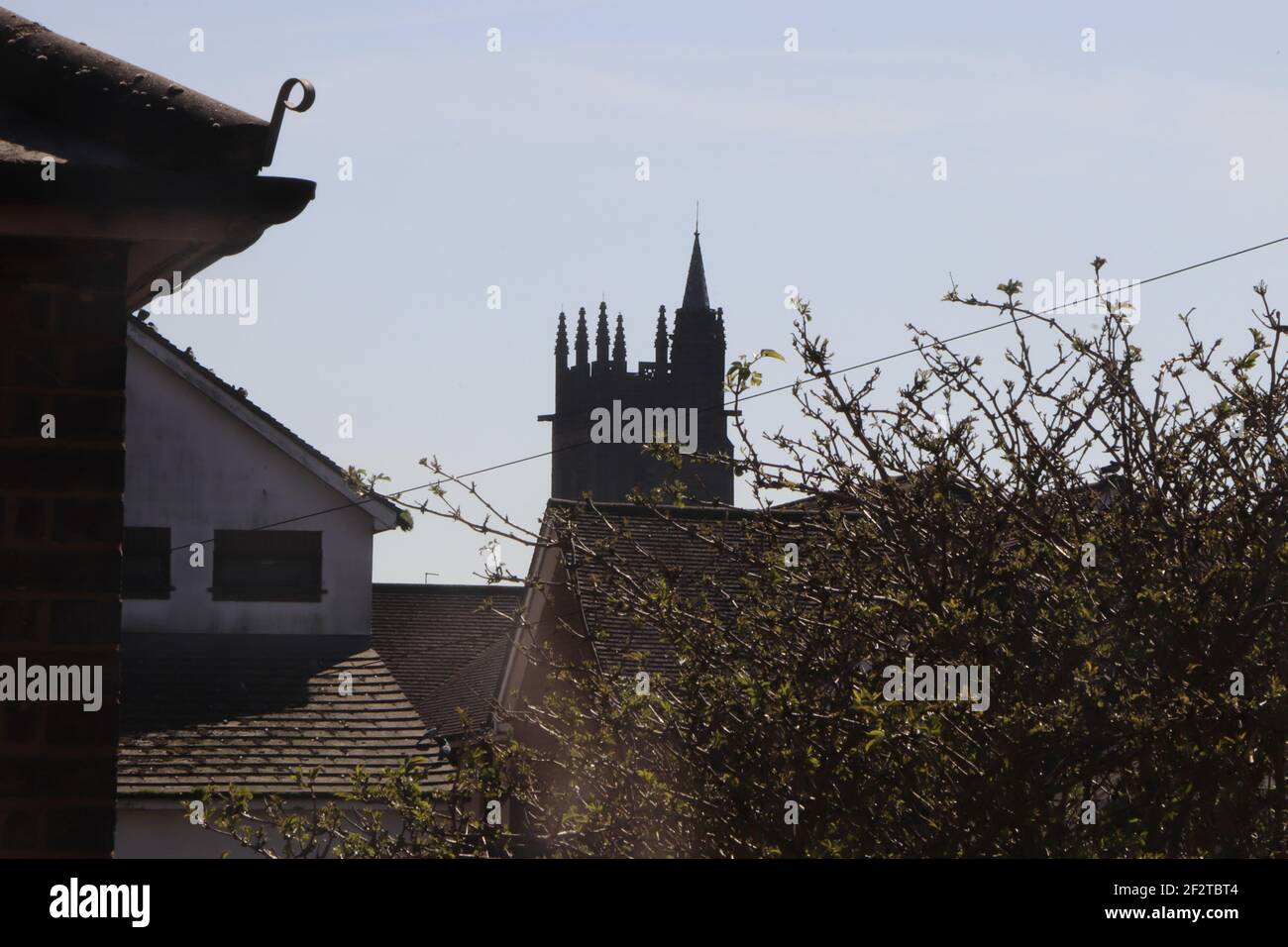 Der Turm der Allerheiligen Kirche in hertford, Großbritannien mit einem klaren blauen Himmel dahinter Stockfoto