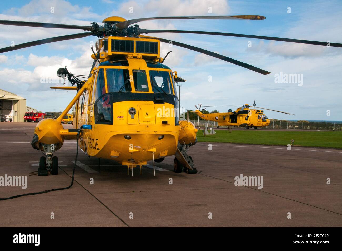 Royal Air Force Such- und Rettungshubschrauber Sea King von 202 Squadron bei RAF Boulmer, Northumberland, England, im Ruhestand im Jahr 2015 und ersetzt durch zivile Hubschrauber, obwohl nicht von RAF Boulmer betrieben werden, Das seine Rolle als wichtiger Bestandteil der RAF Battlespace Management Force und Heimat des Air Surveillance and Control Systems (ASACS) fortsetzt. Stockfoto