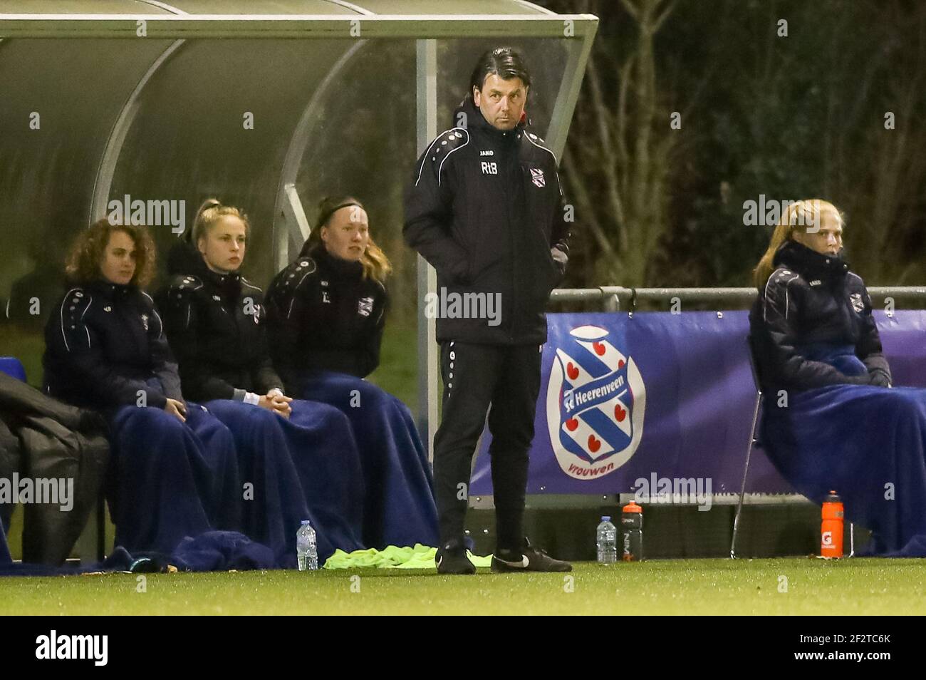 NIEUWEHORNE, NIEDERLANDE - MÄRZ 12: Headcoach Roeland ten Berge vom SC Heerenveen beim niederländischen Pure Energie Eredivisie Vrouwen-Spiel zwischen SC He Stockfoto