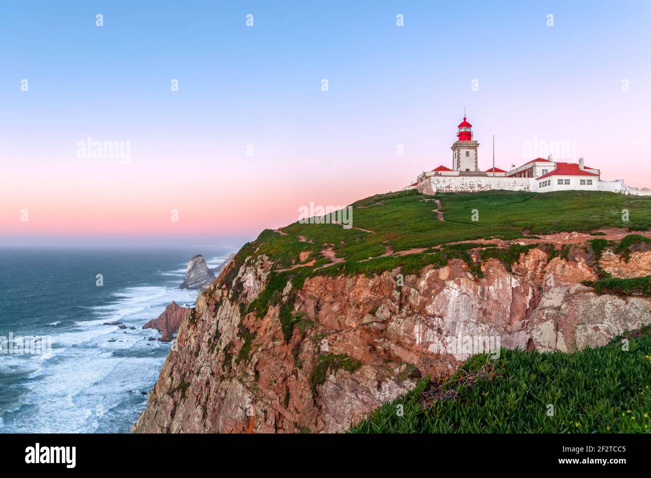 Cabo da Roca, Sintra, Portugal. Leuchtturm und Klippen über dem Atlantischen Ozean, dem westlichsten Punkt des europäischen Festlandes bei Sonnenuntergang. Stockfoto