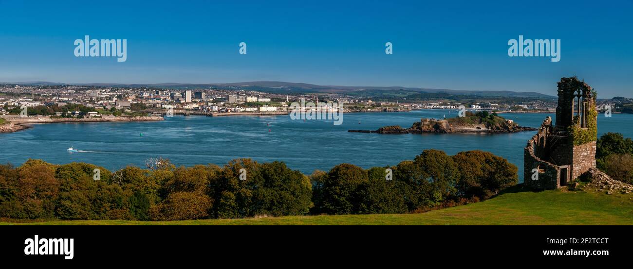 Panoramablick auf Drakes Island, Plymouth Sound vom Mount Edgcumbe Country Park. Stockfoto