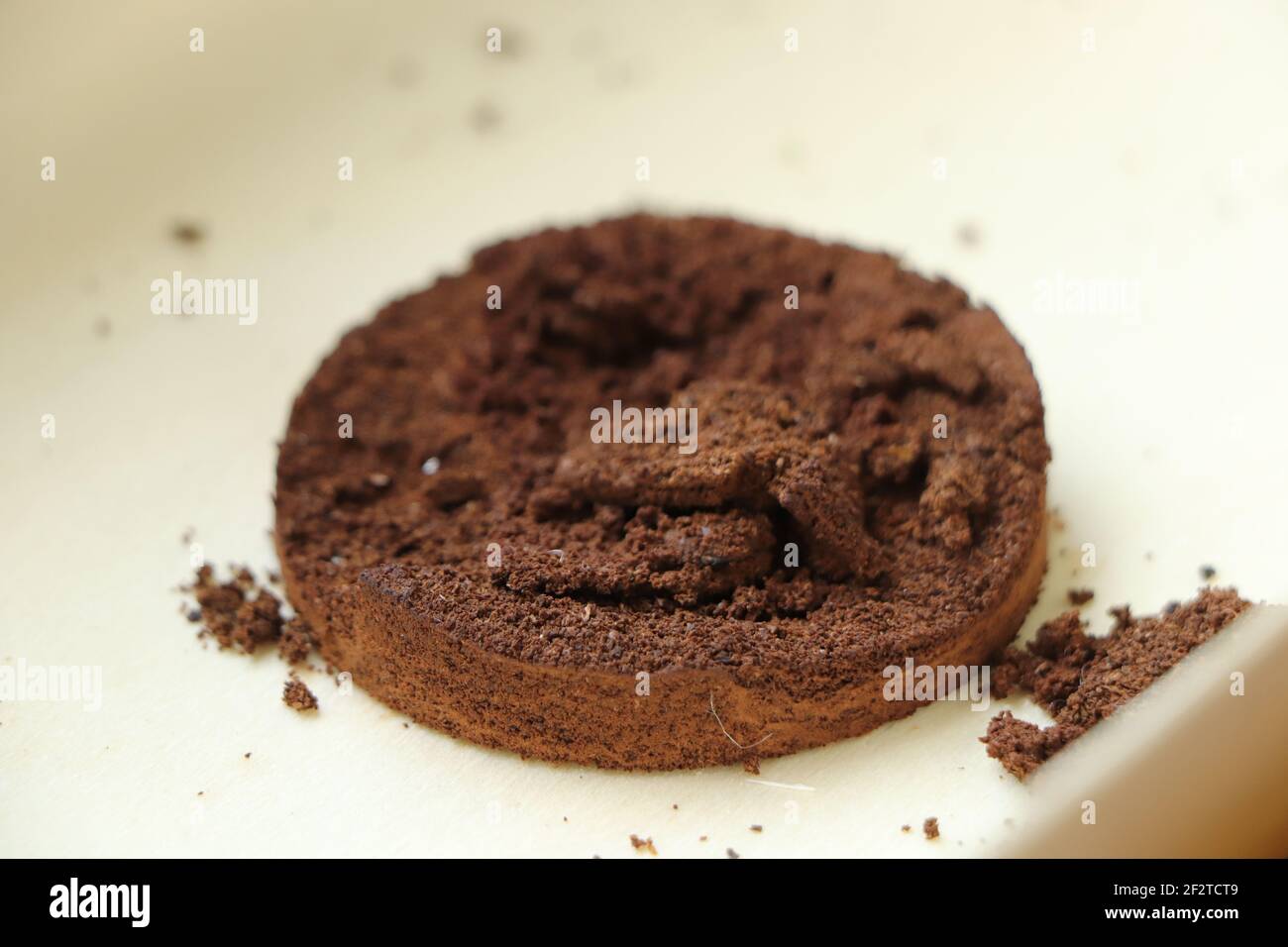 Der gemahlene Kaffeezylinder liegt in einer Bambuskanne Stockfoto