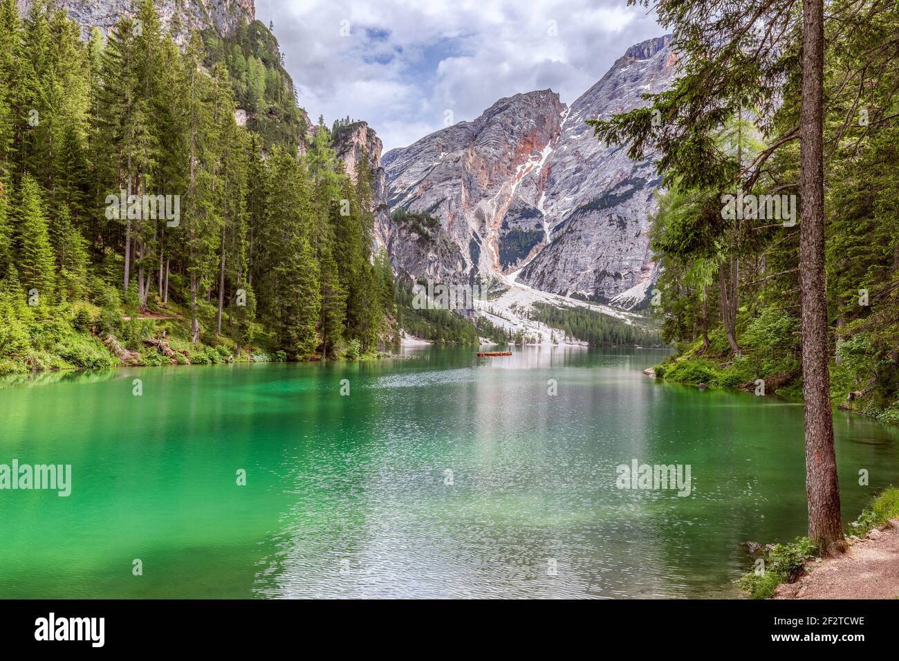 Eine der schönen Aussichten auf den berühmten Prags See In den italienischen Alpen Stockfoto