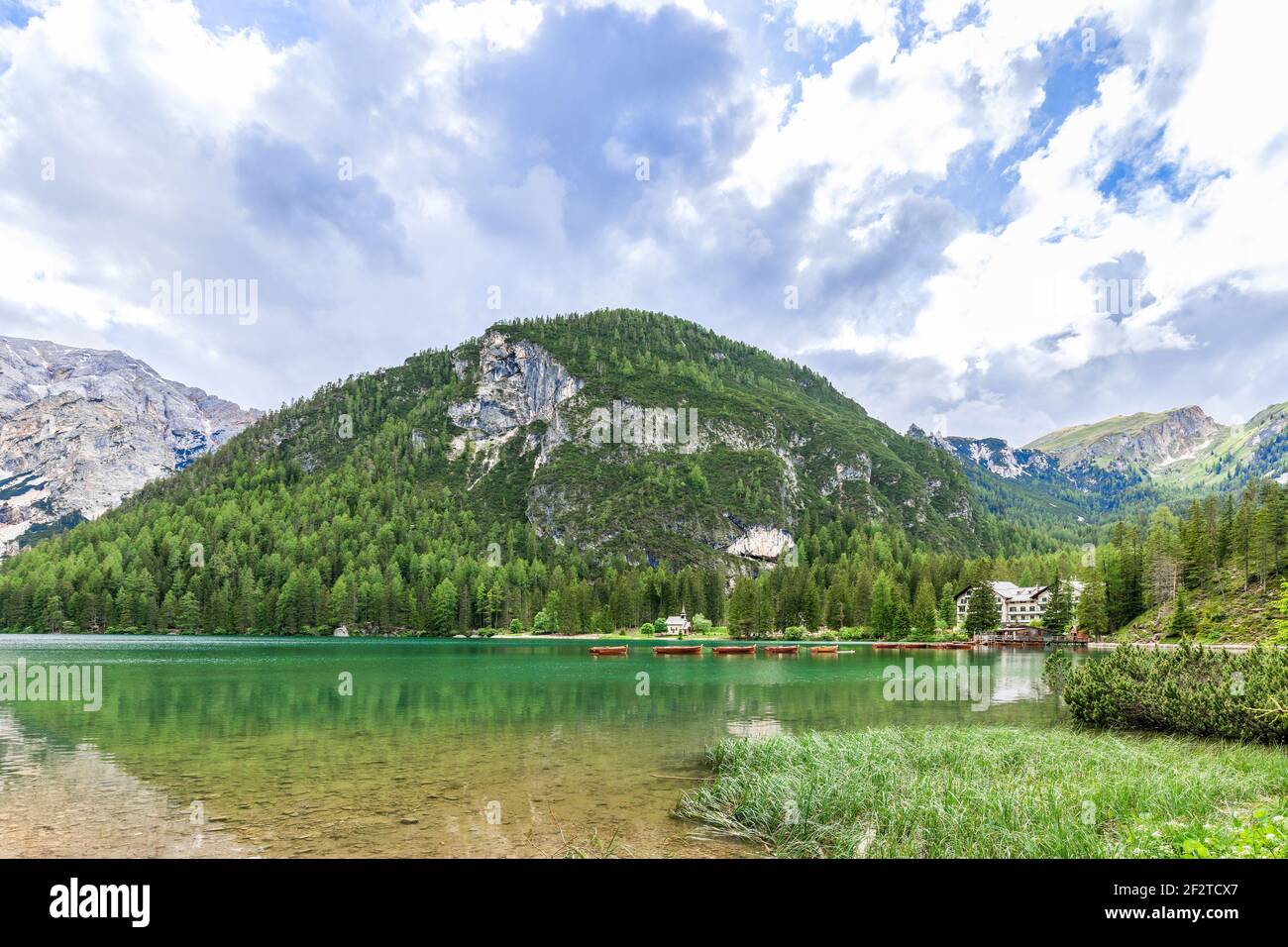 Schöne Aussicht auf den berühmten Prags See mit Smaragdkristall Wasser in den italienischen Alpen Stockfoto