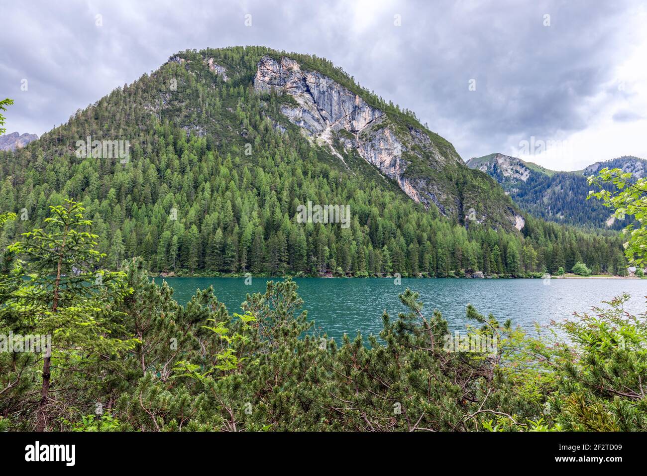Blick auf den abendlichen Prags-See in den italienischen Alpen Stockfoto