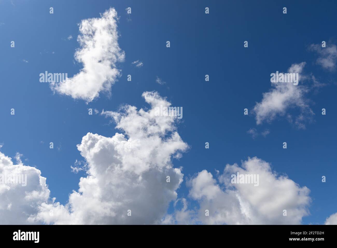 Schöner blauer Himmel mit strukturierten Wolken (natürlicher Hintergrund) Stockfoto