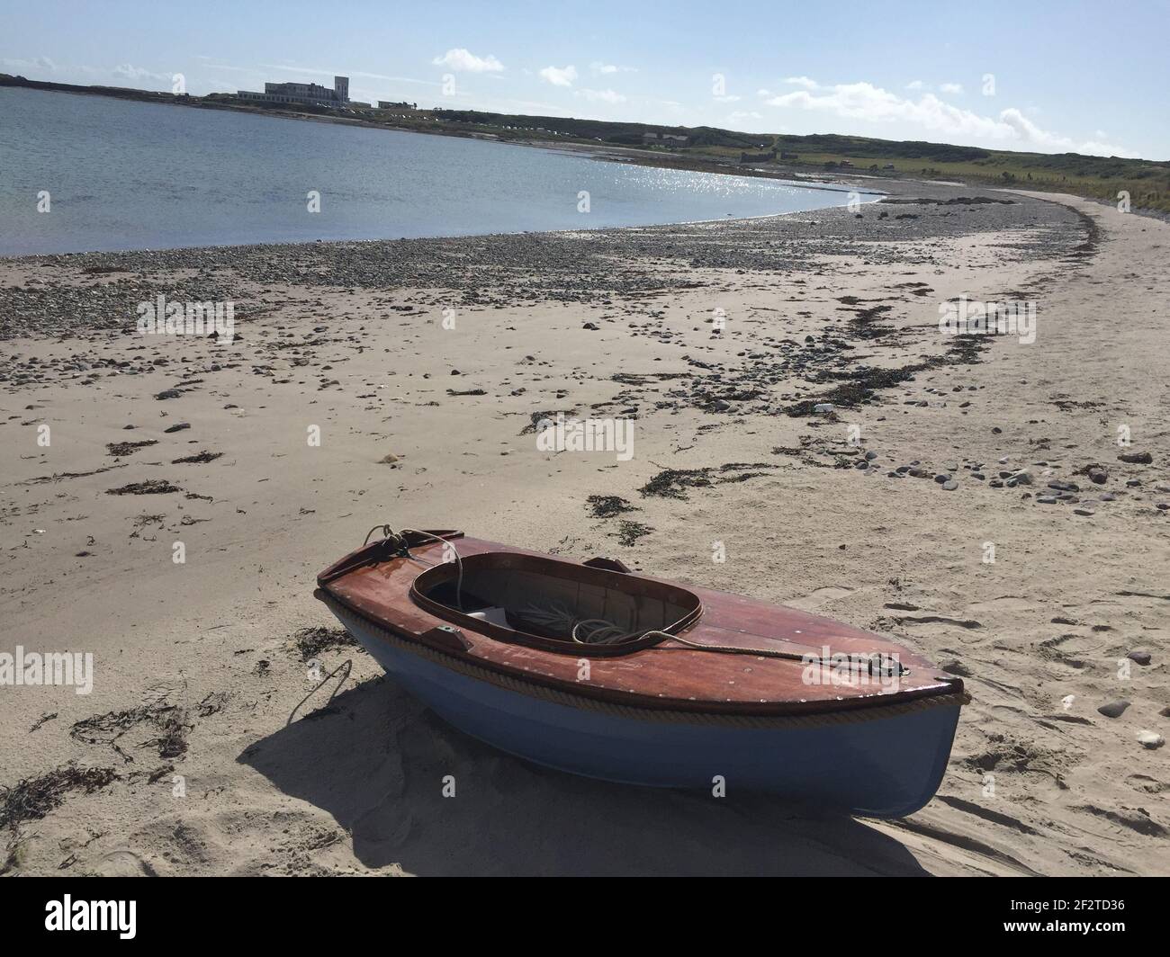 Altes hölzerner Klinkerboot am Strand Stockfoto