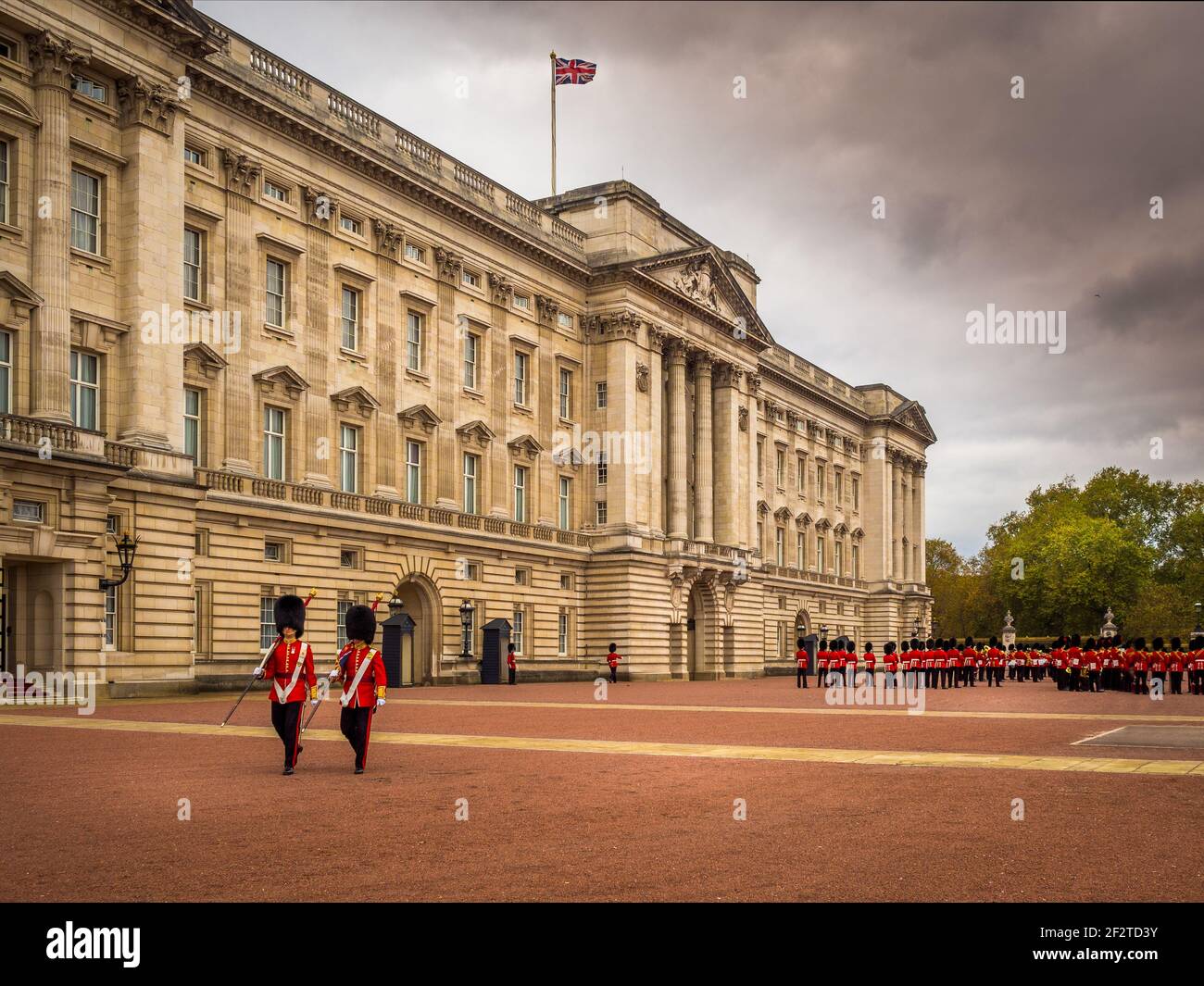 Die feierliche Wachablösung im Buckingham Palace, London Stockfoto