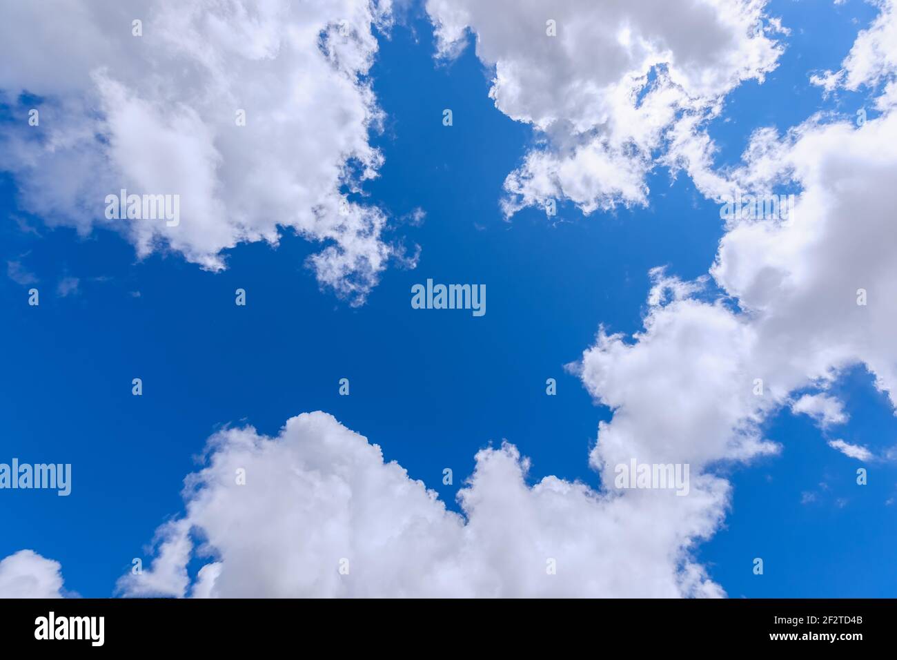 Schöner klarer blauer Himmel mit Wolken (natürlicher Hintergrund) Stockfoto