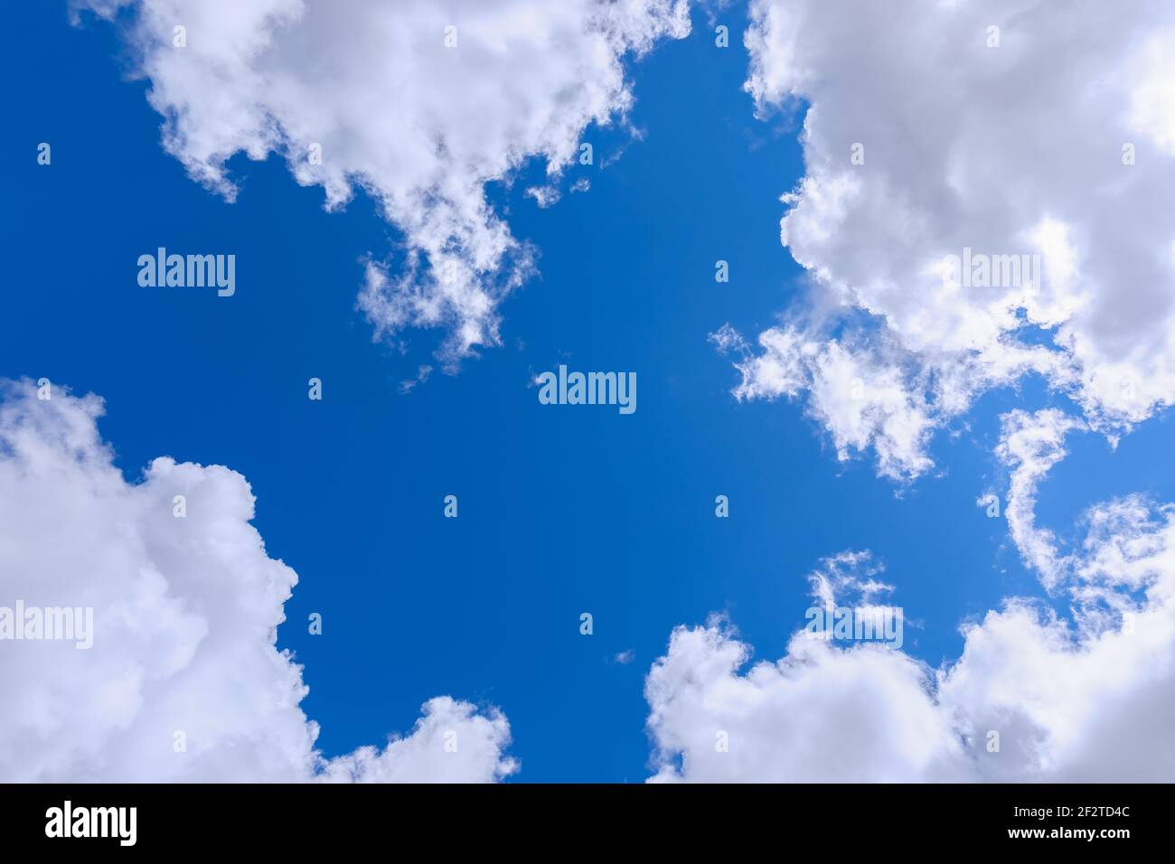 Der klarste blaue Himmel, umgeben von schönen strukturierten Wolken Stockfoto