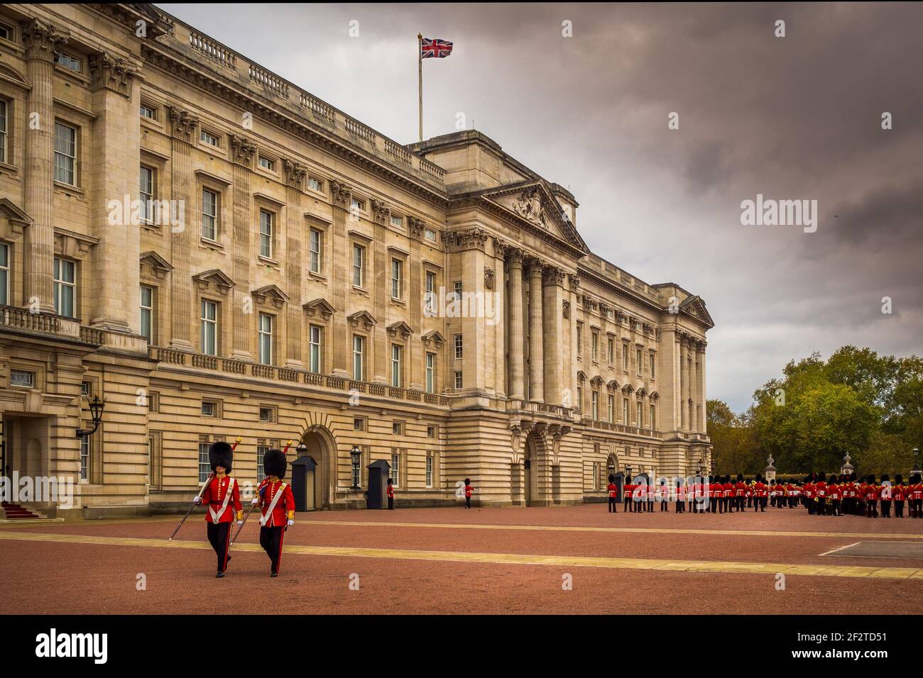 Der feierliche Wachwechsel am Buckingham Palace findet alle zwei Tage statt. Stockfoto