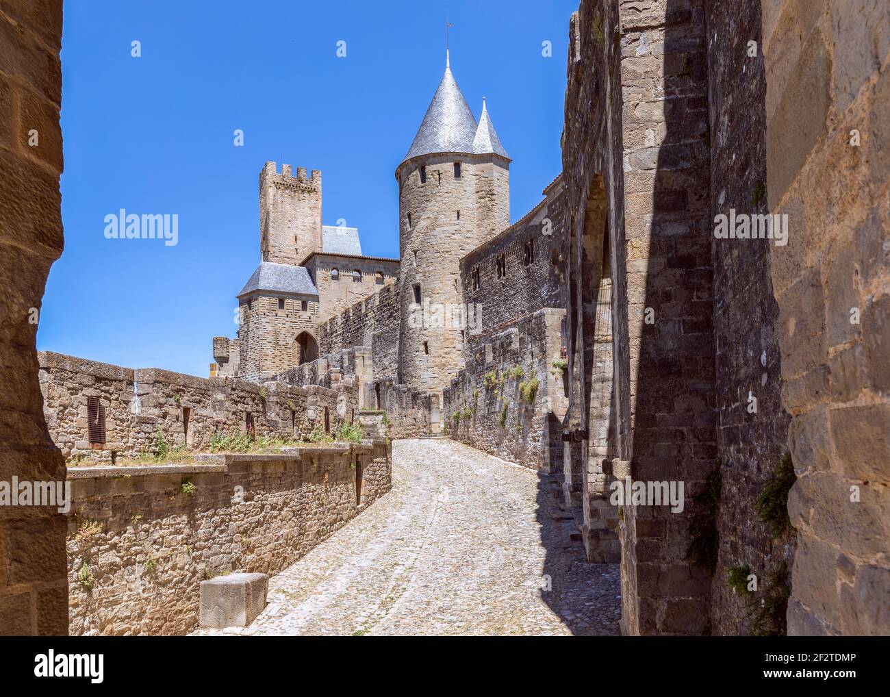 Aussichtstürme und befestigte Mauern der mittelalterlichen Burg von Carcassonne Stadt Stockfoto