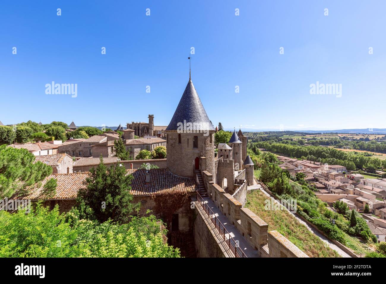 Schöne Aussicht auf das Schloss Carcassonne mit der Hauptkathedrale Innerhalb der Mauern und der Altstadt Stockfoto