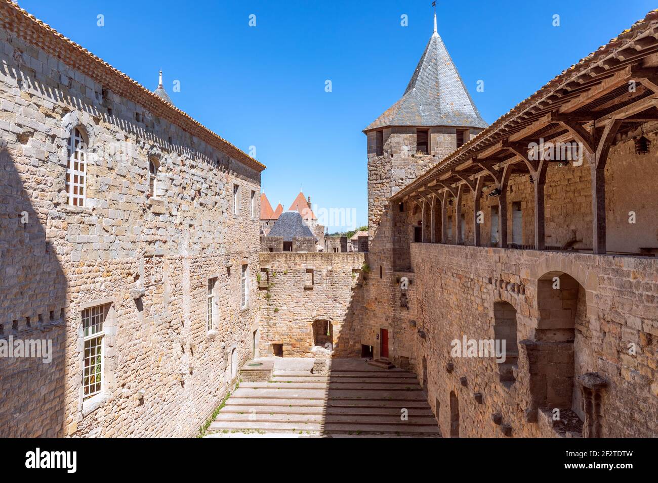 Befestigte breite Mauern und Aussichtstürme der mittelalterlichen Burg Der Stadt Carcassonne Stockfoto