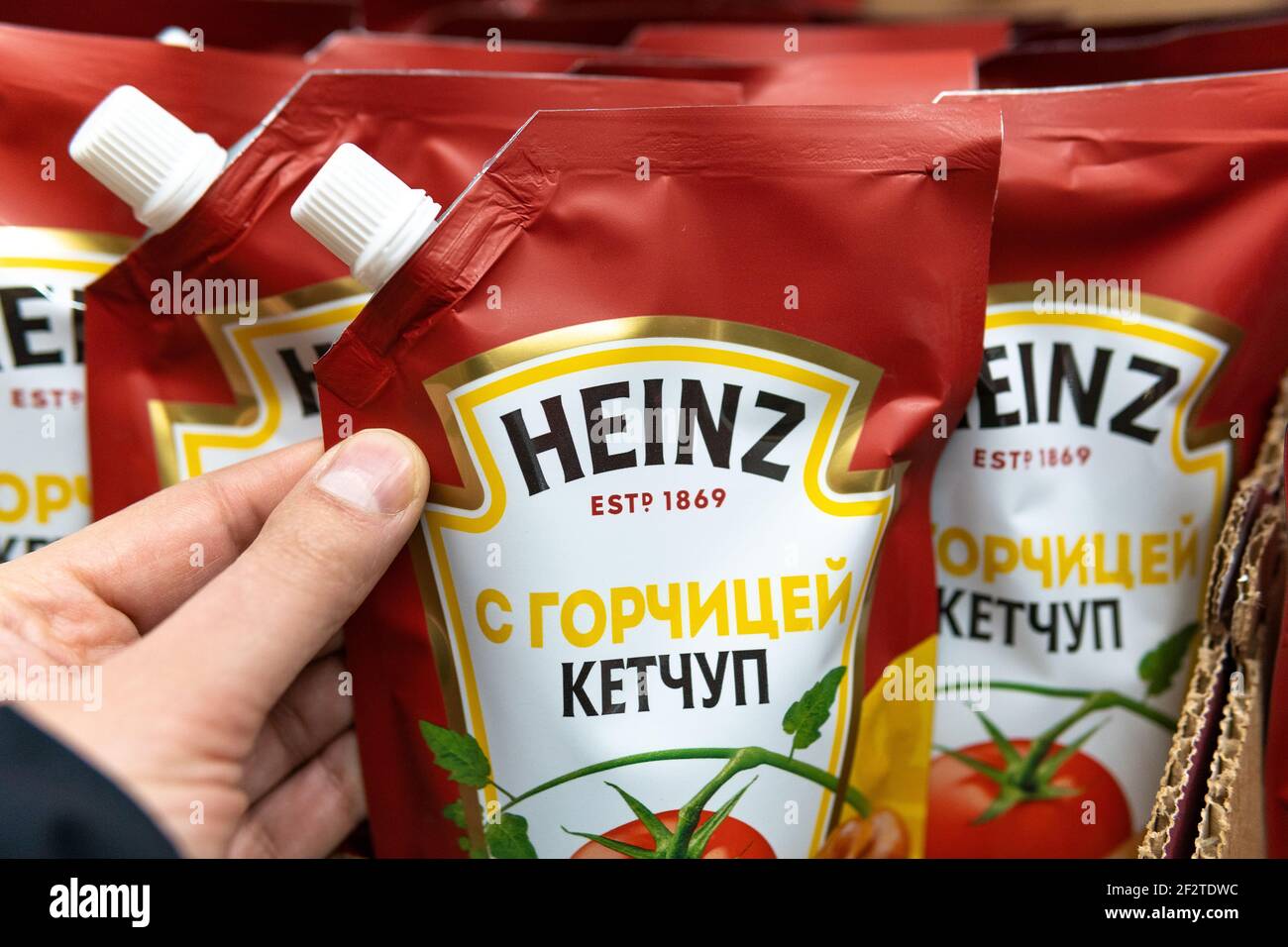 Tjumen, Russland-31. Januar 2021: Heinz Tomatenketchup auf dem russischen Hypermarkt. Hergestellt von H.J. Heinz Company Stockfoto