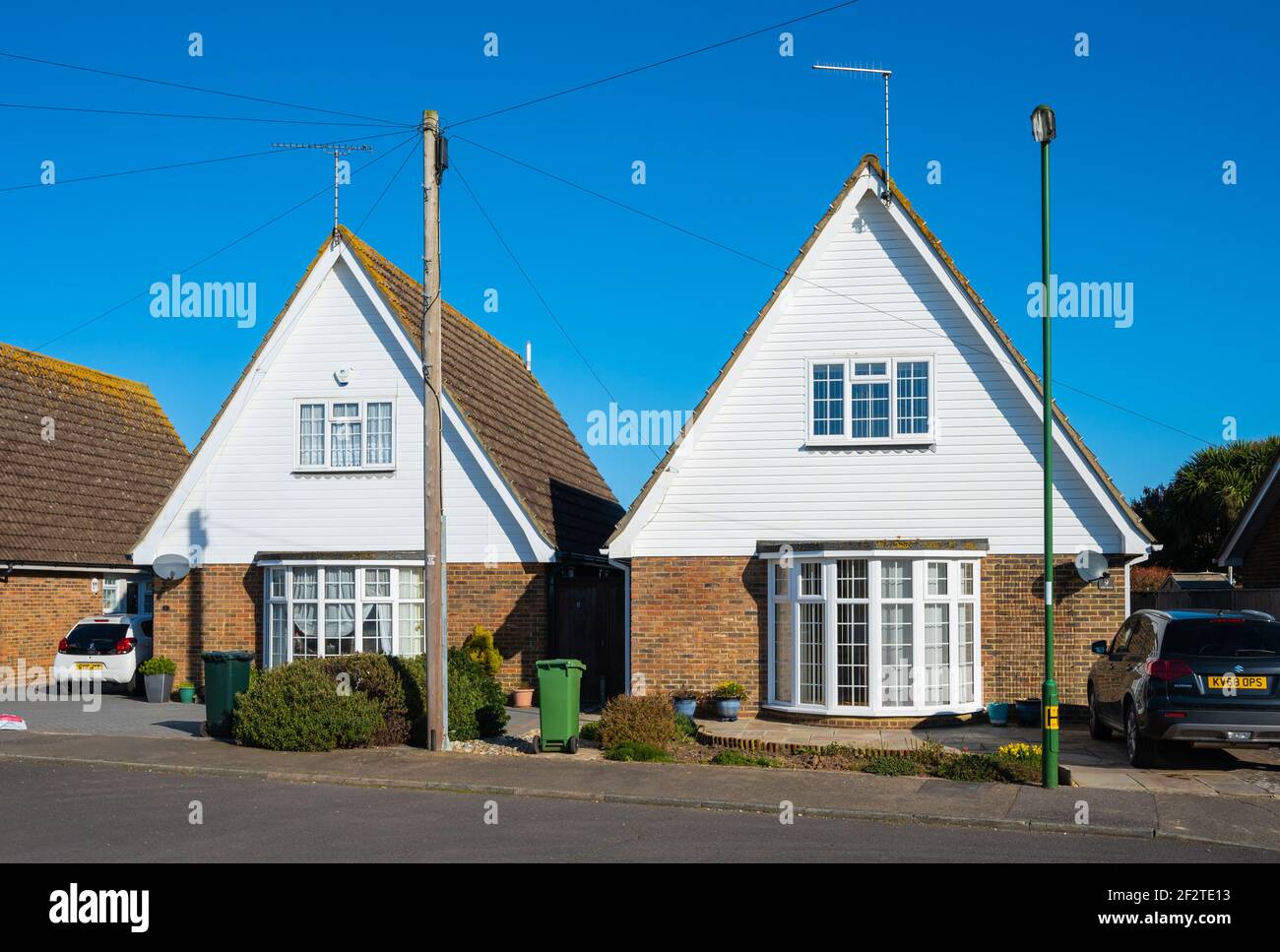 Zwei moderne, freistehende Chalet-Häuser mit 3 Schlafzimmern, mit Loft-Schlafzimmern und EINEM Dach im Rahmenstil, in Rustington, West Sussex, England, Großbritannien. Stockfoto