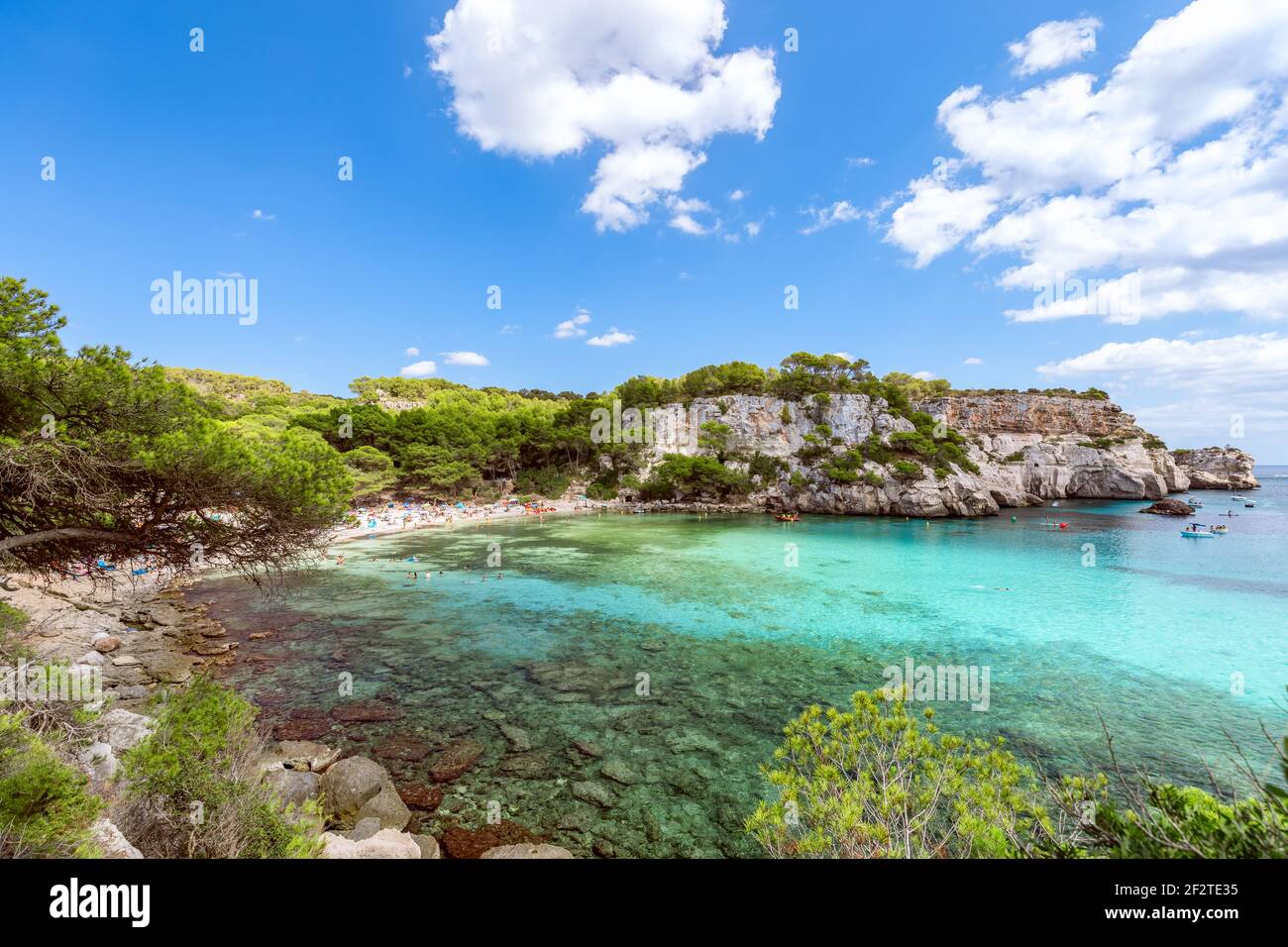 Panoramablick auf den schönsten Strand Cala Macarella von Menorca Insel, Balearen, Spanien Stockfoto